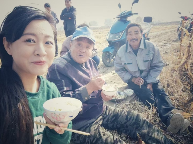 看丹观察丨推介大米走红的文旅副局长回应质疑！网友：这都不叫事儿