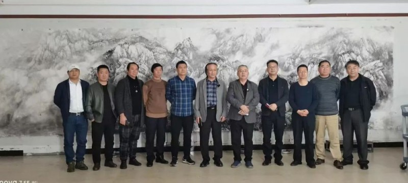 师恩钊老师偕北派山水助教团队创作巨幅《中华雄风》万里长城山水画