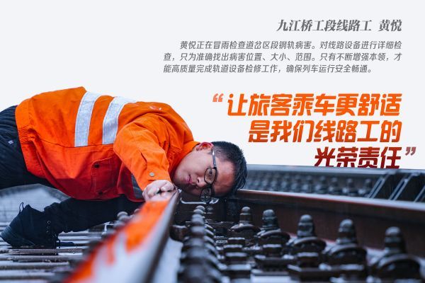 【好评中国・追光青年】海报 | 挺膺担当，绽放青春光芒