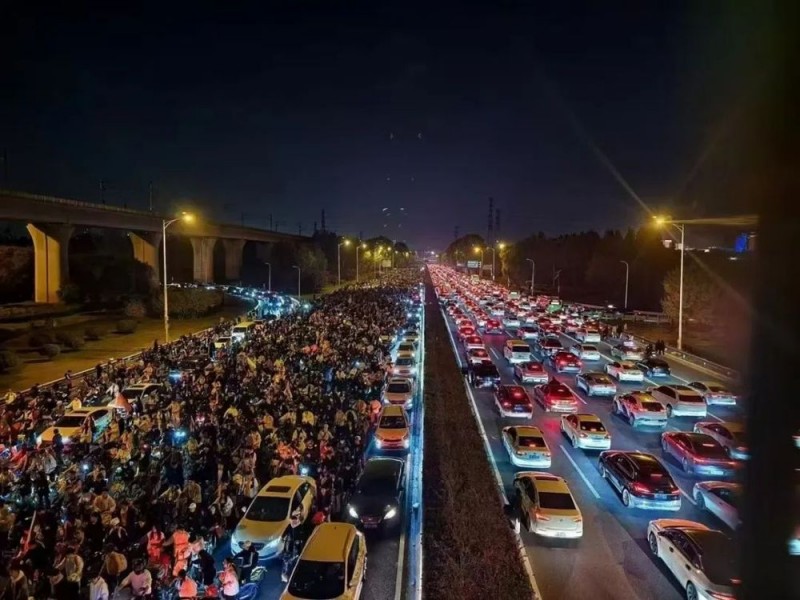 夜骑爆火！开封：要passion，更要平安！