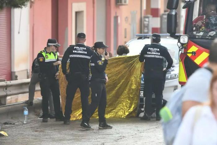 8小时下完1年的雨!211人已死亡,3名企业家和1位经济学家失联,大批车辆被冲走!遭遇毁灭性洪水,西班牙政府增派五千名士兵救灾
