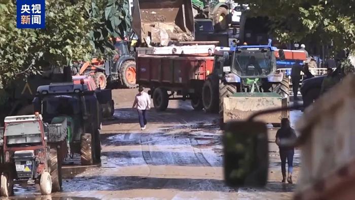 8小时下完1年的雨!211人已死亡,3名企业家和1位经济学家失联,大批车辆被冲走!遭遇毁灭性洪水,西班牙政府增派五千名士兵救灾