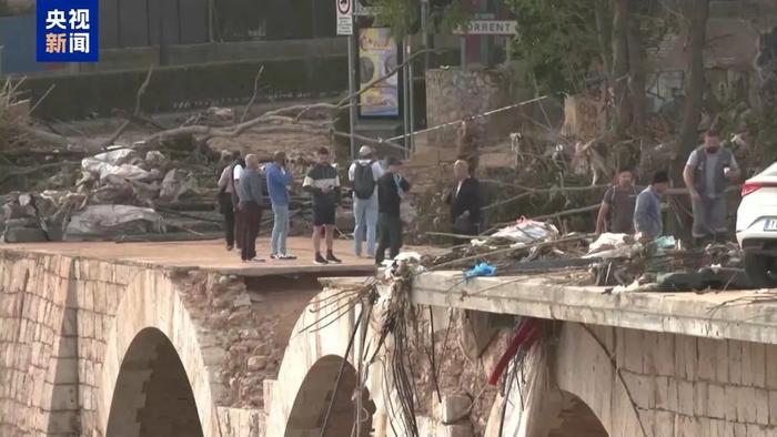 8小时下完1年的雨!211人已死亡,3名企业家和1位经济学家失联,大批车辆被冲走!遭遇毁灭性洪水,西班牙政府增派五千名士兵救灾