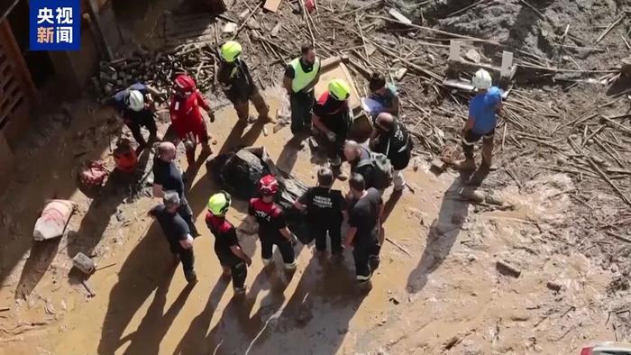 8小时下完1年的雨!211人已死亡,3名企业家和1位经济学家失联,大批车辆被冲走!遭遇毁灭性洪水,西班牙政府增派五千名士兵救灾