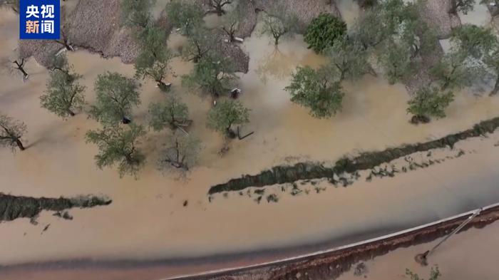 8小时下完1年的雨!211人已死亡,3名企业家和1位经济学家失联,大批车辆被冲走!遭遇毁灭性洪水,西班牙政府增派五千名士兵救灾