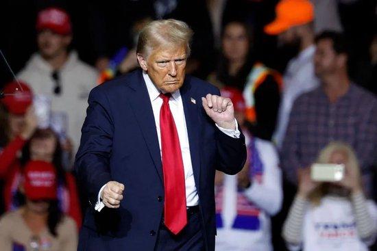 大选倒计时,7802万人已投票!49%比48%,特朗普在最关键“摇摆州”领先!防弹玻璃、铁丝网、钢板门、狙击手,美国多州加强安保
