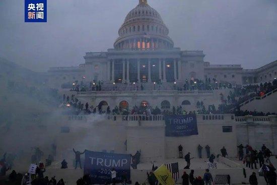 大选倒计时,7802万人已投票!49%比48%,特朗普在最关键“摇摆州”领先!防弹玻璃、铁丝网、钢板门、狙击手,美国多州加强安保