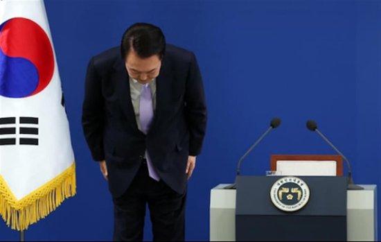 韩国第一夫人被暂停非必要公开活动,尹锡悦向国民鞠躬致歉,其差评率近日升至74.2%