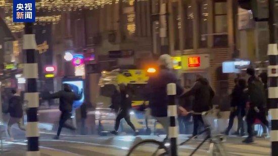 以色列球迷荷兰街头遭袭 以方怒称发生"大屠杀" 目击者:挑衅在先