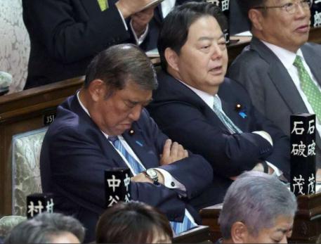日本政府回应石破茂选举时“打瞌睡”,有网民不买账:这是在渎职