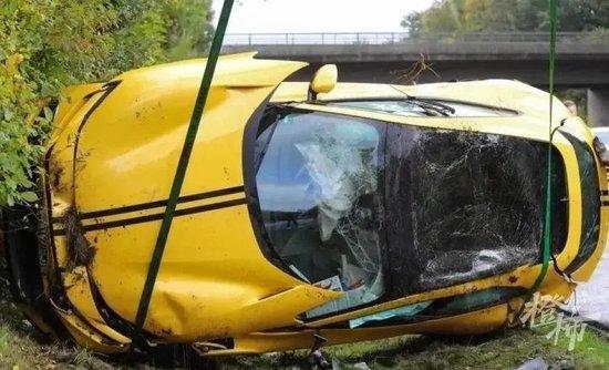 时速312公里!84岁老太太开法拉利翻车