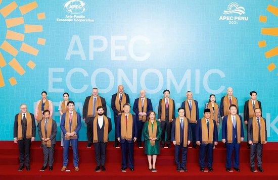 日本首相连续两年APEC遇堵车,今年合影“失踪”,去年漫步旧金山……