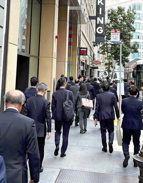 日本首相连续两年APEC遇堵车,今年合影“失踪”,去年漫步旧金山……