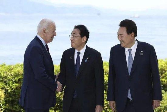 日本首相连续两年APEC遇堵车,今年合影“失踪”,去年漫步旧金山……
