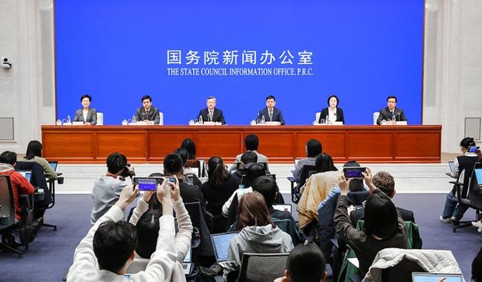 特朗普再挥“关税大棒” 宣布将对墨西哥与加拿大商品征收25%关税