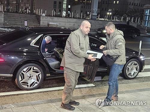 韩媒:与尹锡悦会面后,被问“是否已向韩国请求武器支援”,乌防长“未作回应”