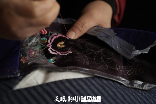 文化中国行・长江之歌｜苗绣：深山里的“中国高定”走向国际舞台