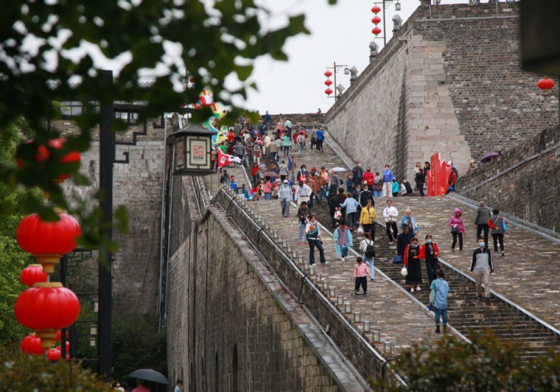 文化中国行・长江之歌 | 江水奔涌，古城墙边听历史涛声
