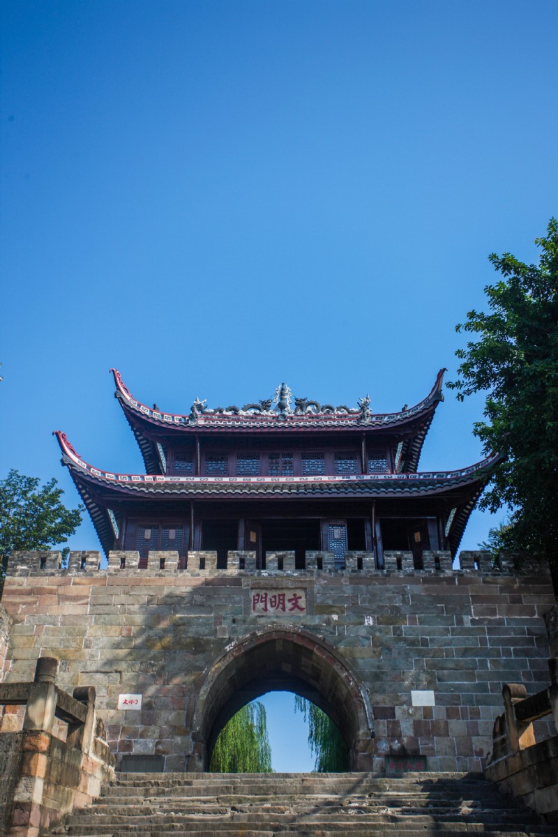 文化中国行・长江之歌 | 江水奔涌，古城墙边听历史涛声