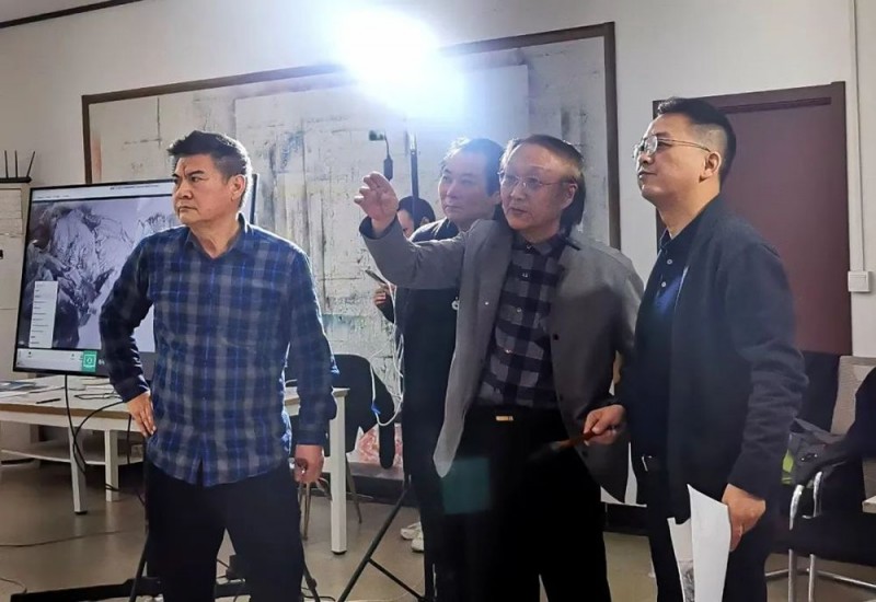 师恩钊老师偕北派山水助教团队创作巨幅《中华雄风》万里长城山水画