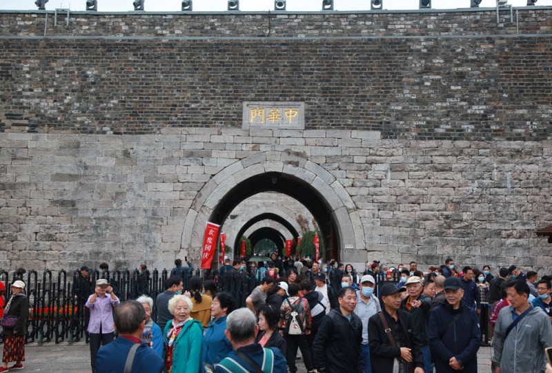 文化中国行・长江之歌 | 江水奔涌，古城墙边听历史涛声