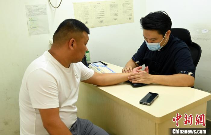 台青父子隔海“医”脉相承