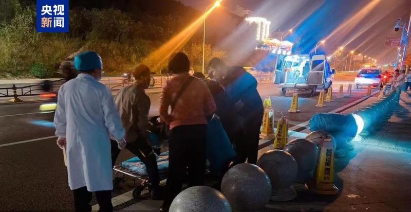 一老人不慎落水 多亏有他飞奔跳入冷湖中……