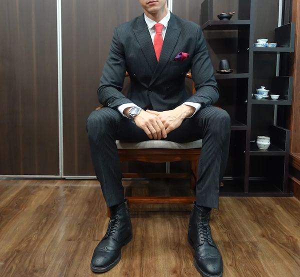 12种招人讨厌的肢体语言，你中招了几个？