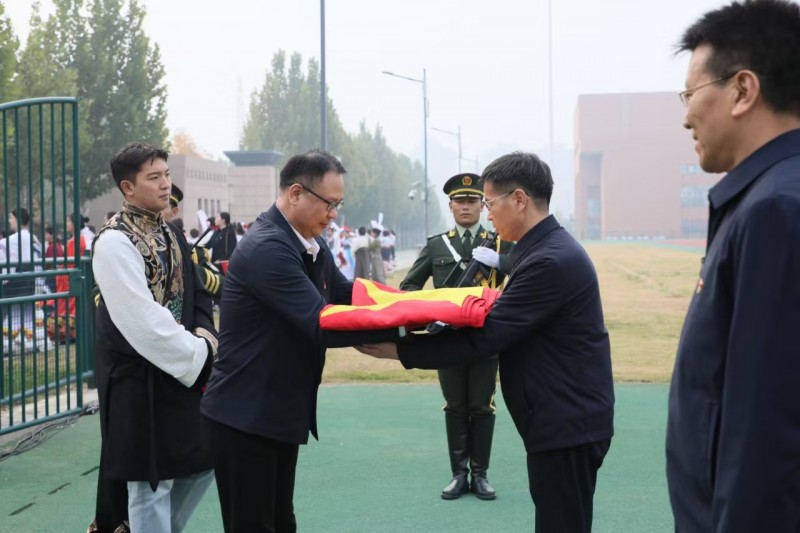一份弥足珍贵的礼物！西藏民族大学获赠天安门广场国旗！