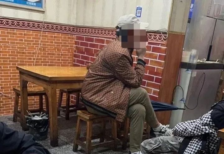 民警加班后在面馆抬了下头：晚饭坨了，嫌犯“打包”！