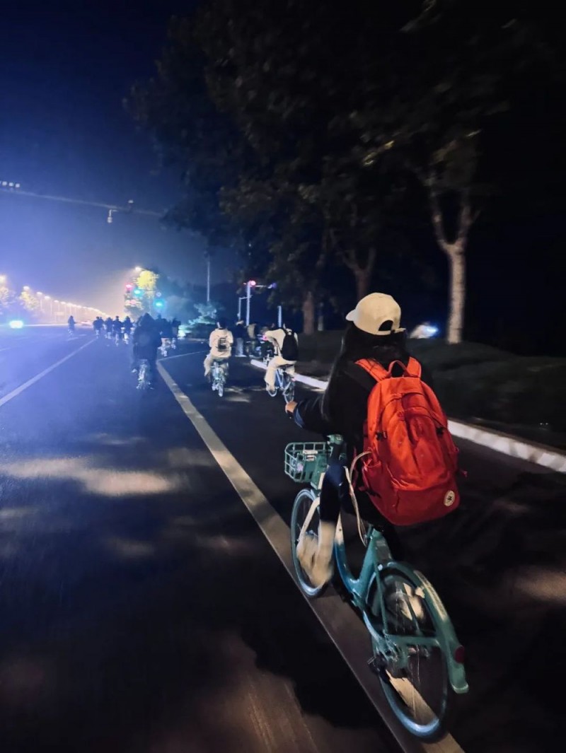 看丹观察丨“青春没有售价，夜骑开封拿下！”可别忘了安全第一！