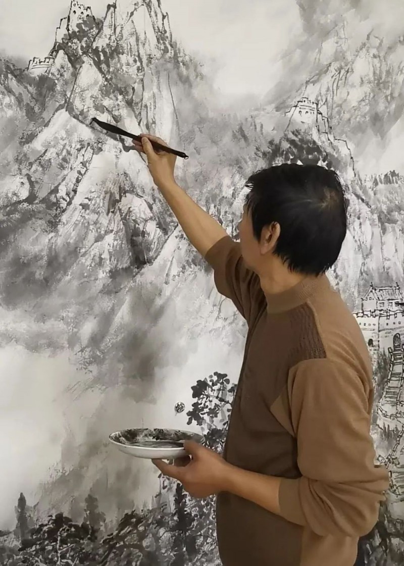 师恩钊老师偕北派山水助教团队创作巨幅《中华雄风》万里长城山水画
