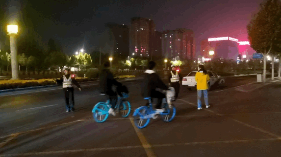 看丹观察丨“青春没有售价，夜骑开封拿下！”可别忘了安全第一！