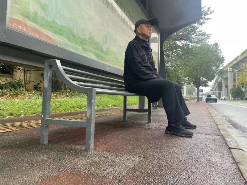 看丹观察丨公交站座椅只能坐“半个屁股”？网友：这不是添堵么！