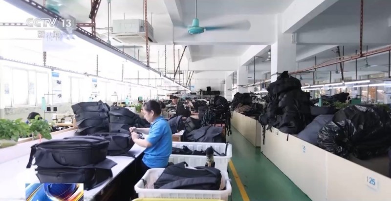 咖啡渣、菠萝叶制成箱包卖向世界 多条新赛道亮相广交会