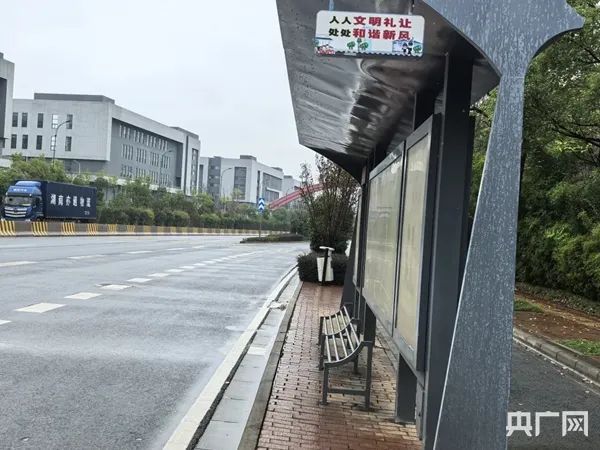 看丹观察丨公交站座椅只能坐“半个屁股”？网友：这不是添堵么！