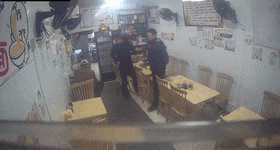 民警加班后在面馆抬了下头：晚饭坨了，嫌犯“打包”！