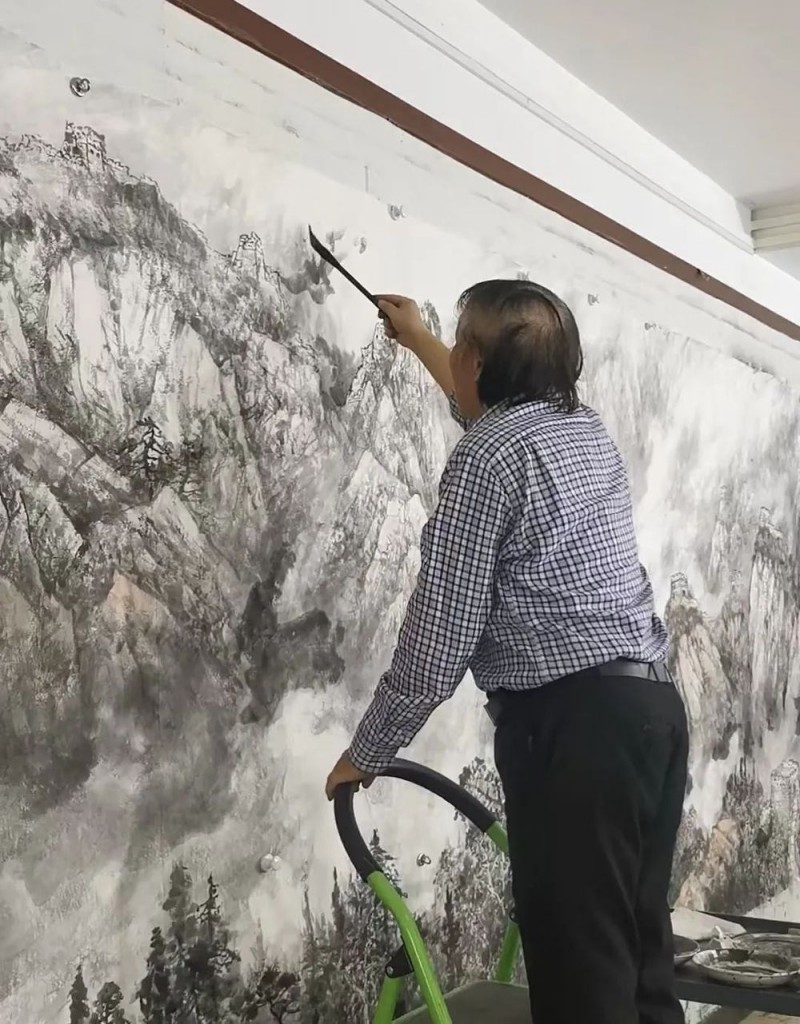 师恩钊老师偕北派山水助教团队创作巨幅《中华雄风》万里长城山水画