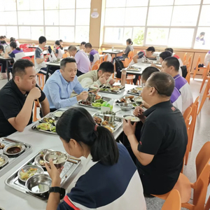 福州：市县两级教育局局长，每月到中小学、幼儿园陪餐不少于一次