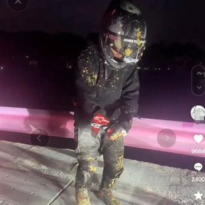 网传因摩托车炸街扰民，村民用大粪封路？有骑手撞上粪堆，官方回应：不是故意倒的