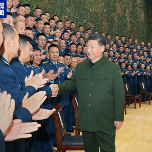 习近平在视察空降兵军时强调 全面加强练兵备战 提高空降作战能力 努力建设一支强大的现代化空降兵部队