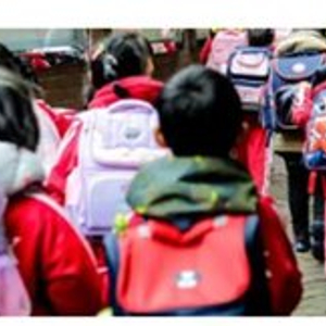 常德一越野车小学门前冲撞人群伤亡不明，多部门救援，肇事司机被当场控制