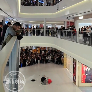 山东济宁一女孩在商场坠亡，其倚靠的扶梯玻璃护栏疑似脱落，警方回应