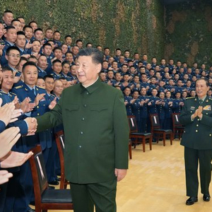 习近平在视察空降兵军时强调 全面加强练兵备战 提高空降作战能力 努力建设一支强大的现代化空降兵部队