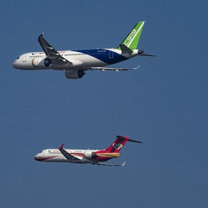 ARJ21和C919首次双机编队飞行表演