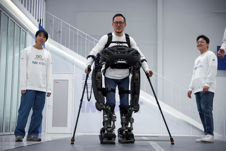 受「钢铁侠」启发，这款 AI 外骨骼能让截瘫患者重新站起来