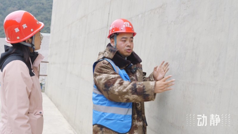 来看世界第一高桥这样“扎马步”