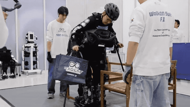 受「钢铁侠」启发，这款 AI 外骨骼能让截瘫患者重新站起来