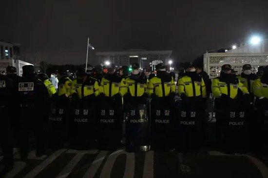 首尔之冬，是韩国朝野之争向“国本之争”的跌落