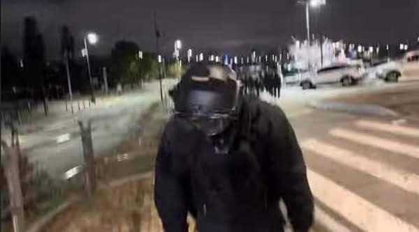韩国一名戒严士兵向抗议民众鞠躬道歉:对不起